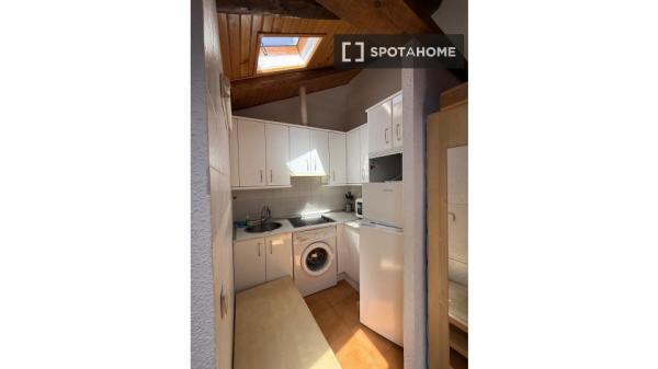 Estudio en alquiler en C. del Sombrerete, Madrid thumbnail 1