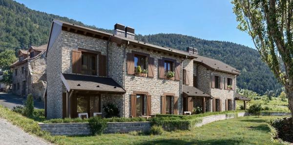 Chalet adosado en venta en Plaza Mayor, 11 , Biescas photo 1
