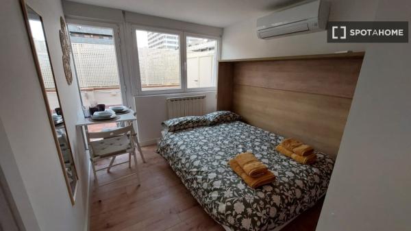 Habitación en piso compartido en alquiler en Castillejos, Madrid thumbnail 2