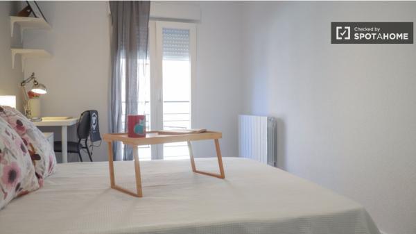 Habitación en piso compartido en alquiler en Numancia, Madrid photo 1