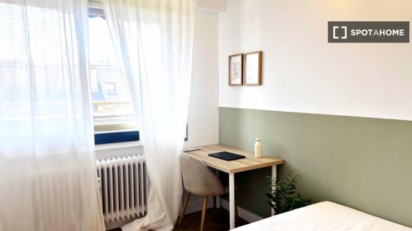 Habitación en piso compartido en madrid. thumbnail 1