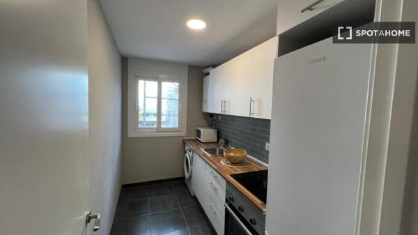 Habitación en piso compartido en alquiler en Aluche, Madrid. photo 4
