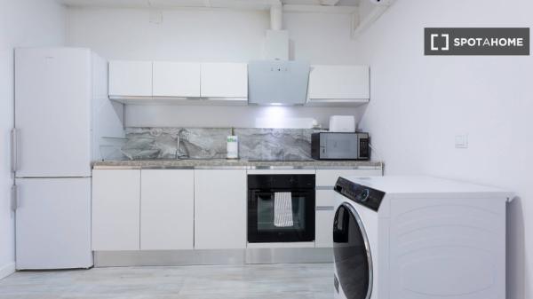 Habitación en piso compartido en barcelona. thumbnail 1