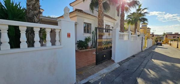Casa independiente en calle Chipre photo 1