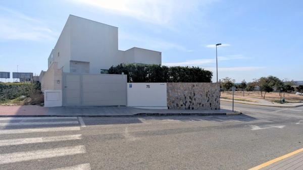 Casa independiente en calle Torrevieja photo 1