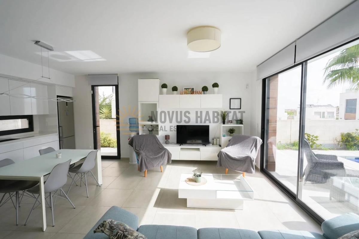 Продажа отдельного шале в Calle Infanta Elena, Бенихофар photo 4
