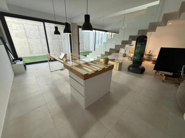 Casa independiente en calle Dinamarca thumbnail 2
