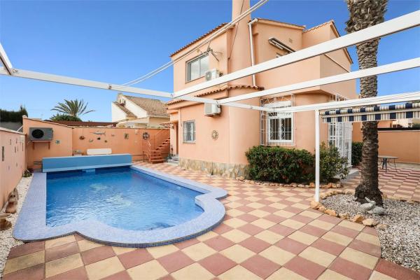 Casa independiente en calle Venecia photo 1
