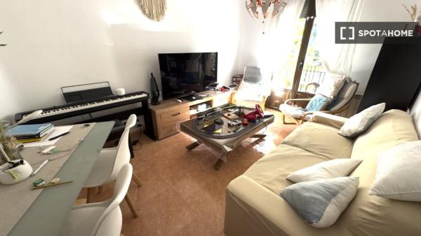 Habitación en piso compartido en madrid. thumbnail 2