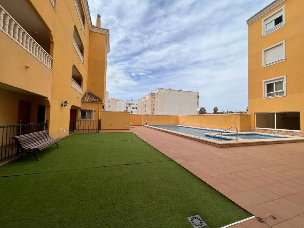 Sale of apartment in Calle Jacinto Benavente, Almoradí
 photo 3