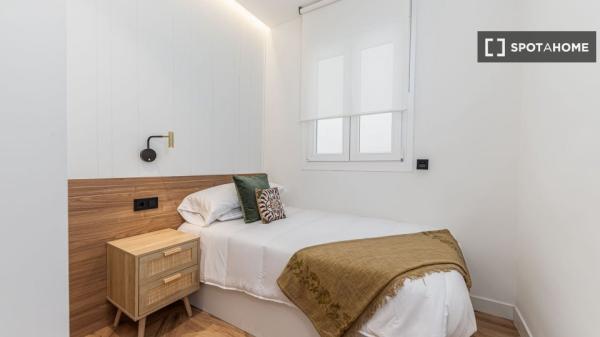 Habitación en piso compartido en madrid. thumbnail 1