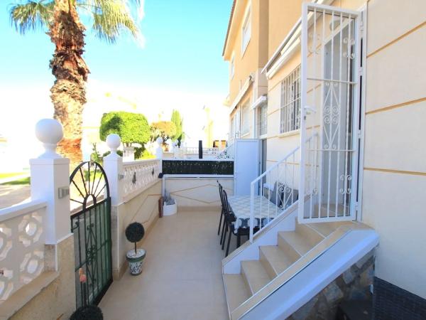 Chalet pareado en calle Golda Meir photo 1