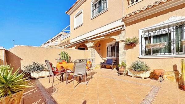 Chalet adosado en calle Clavo thumbnail 1