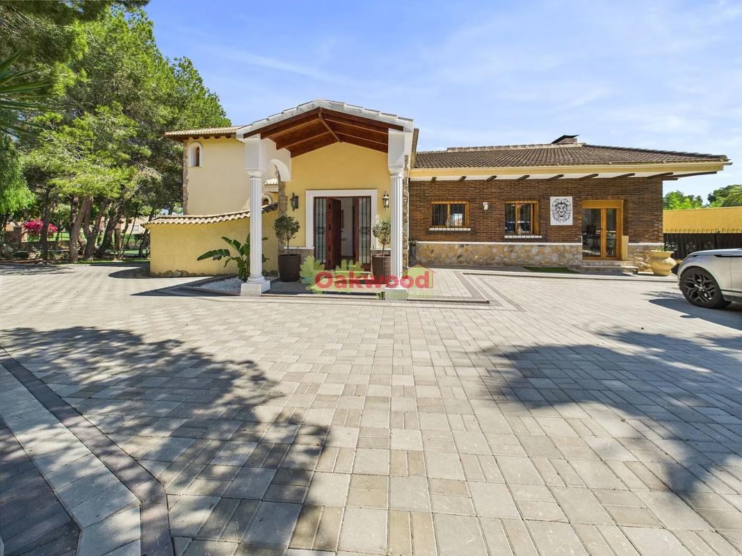 Продажа отдельного шале в Avenida Pino del P C, Пилар де ла Орадада photo 1