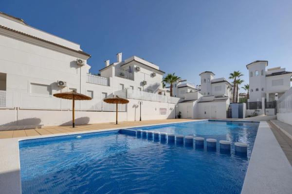 Chalet pareado en calle Winston Churchill thumbnail 1