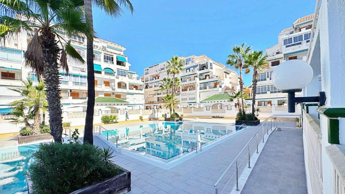 Venta de piso en Barrio Los Europeos, Torrevieja
photo 2