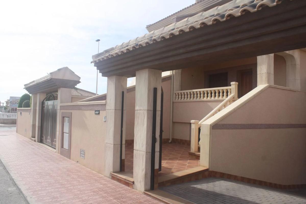 Properties for sale and rent in Spain photo 2