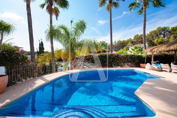 Chalet independiente en venta en Cala Advocat - Baladrar, Benissa
 photo 1
