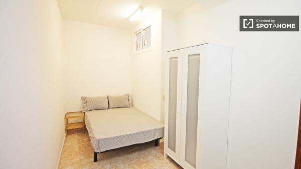 Habitación en piso compartido de 3 habitaciones en alquiler en El Raval photo 1