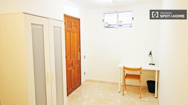Habitación en piso compartido de 3 habitaciones en alquiler en El Raval thumbnail 1