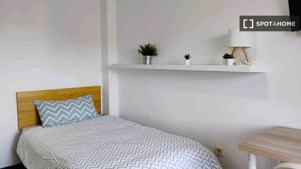 Habitación en piso compartido en Alcalá de Henares. photo 1