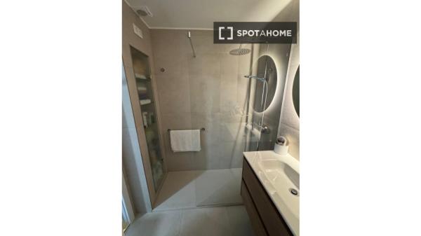 Apartment for rent in  C. de Emilio Vargas , Madrid photo 4