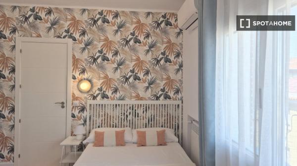 Habitación compartida en alquiler en San Isidro, Madrid. thumbnail 1