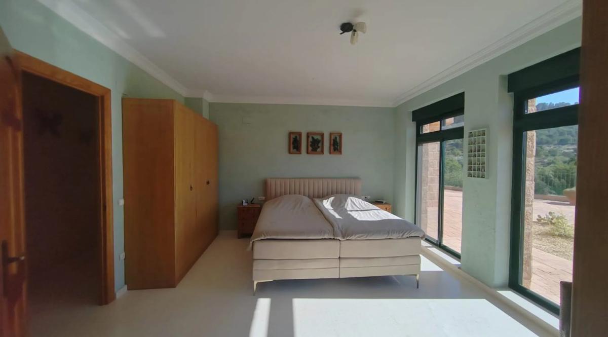 Sprzedaż niezależnego domku jednorodzinnego w CV-804, Biar photo 3