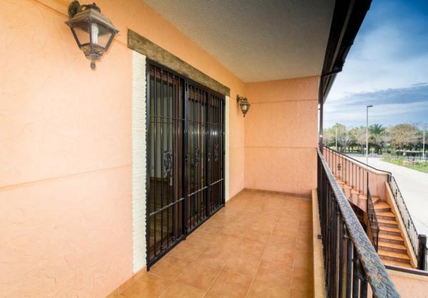 Частный шале на продаже в Calle Antonio García Larrosa, Бенехусар photo 1