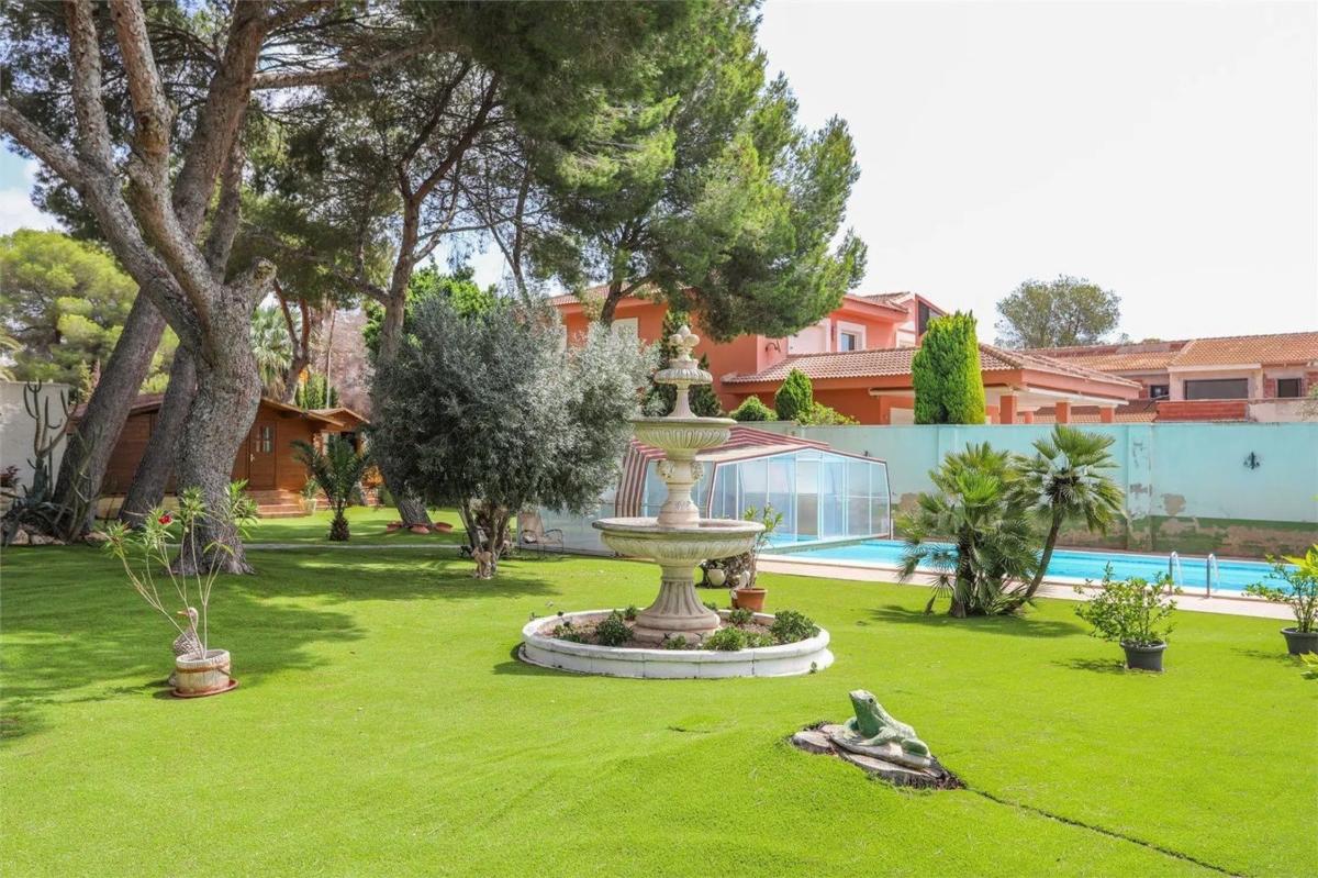 Продажа отдельного шале в Barrio Campoamor, Ориуэла photo 1