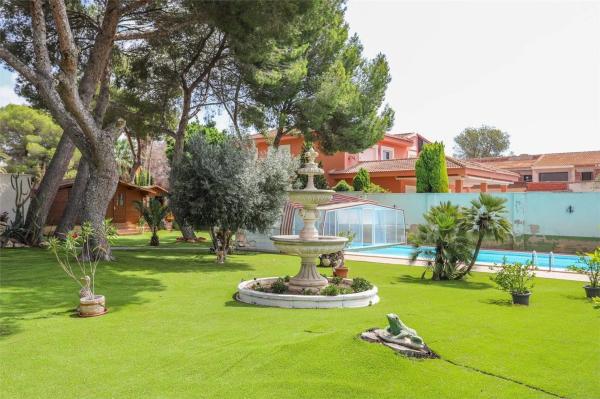 Частный шале на продаже в  Barrio Campoamor, Ориуэла photo 1