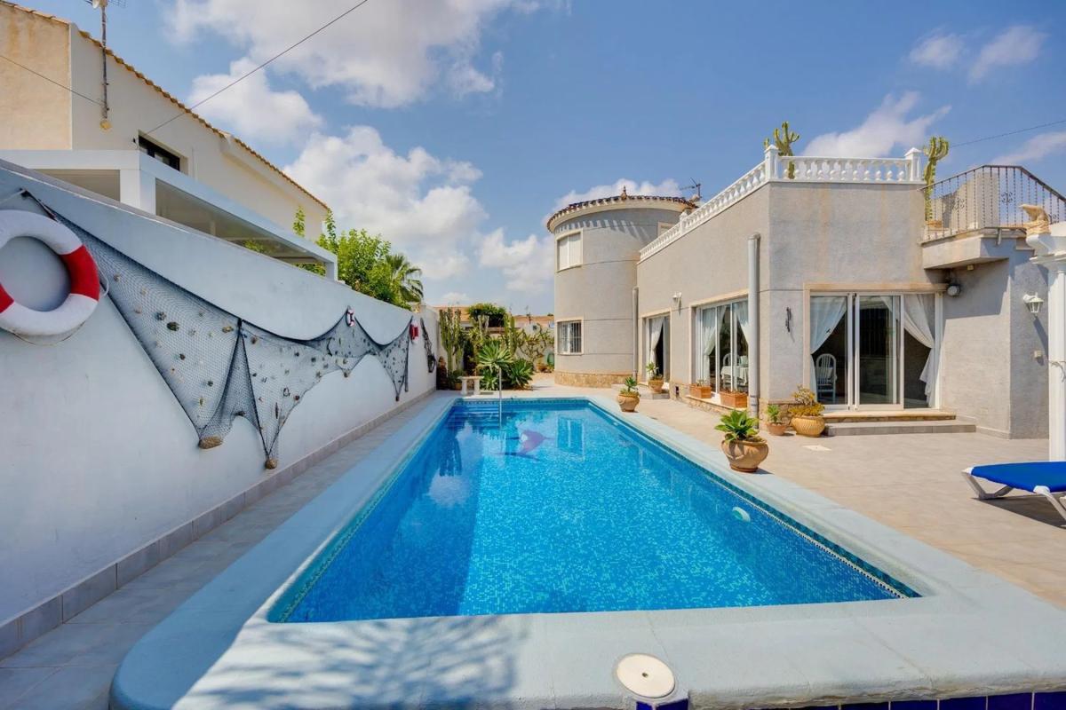 Sale of independent chalet in Barrio La Regia, Orihuela
photo 1