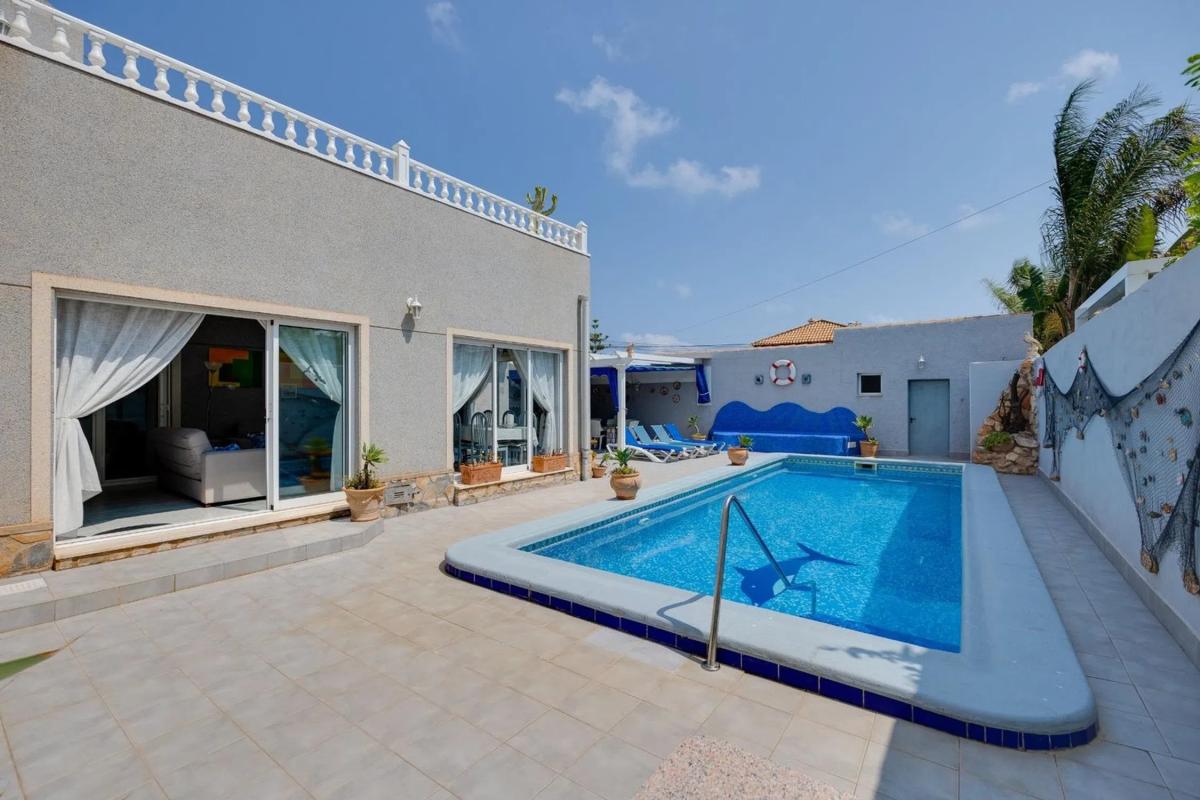 Sale of independent chalet in Barrio La Regia, Orihuela
photo 3