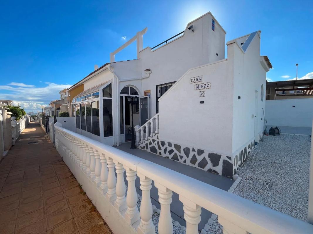 Sale of independent chalet in Barrio Los Balcones y los Altos, Orihuela
 photo 4