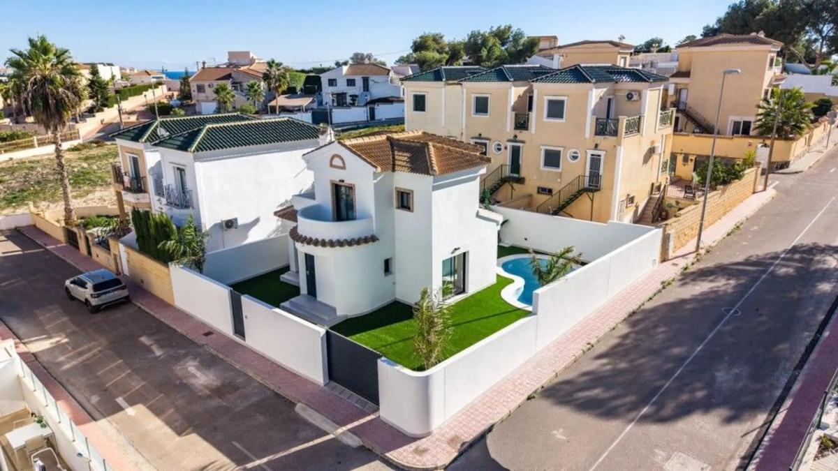 Продажа отдельного шале в  Barrio Villamartín-Las Filipinas, Ориуэла photo 2