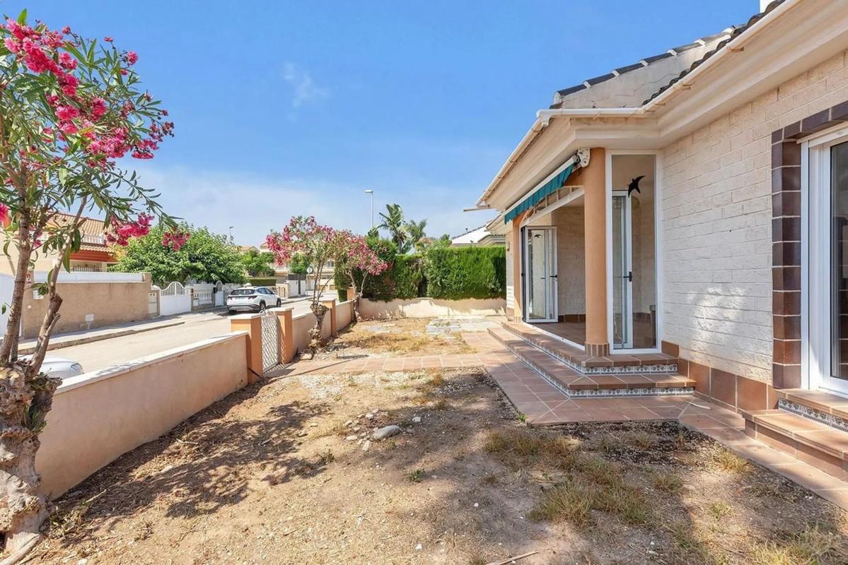 Sale of independent chalet in Zona Pueblo, Pilar de la Horadada
photo 3