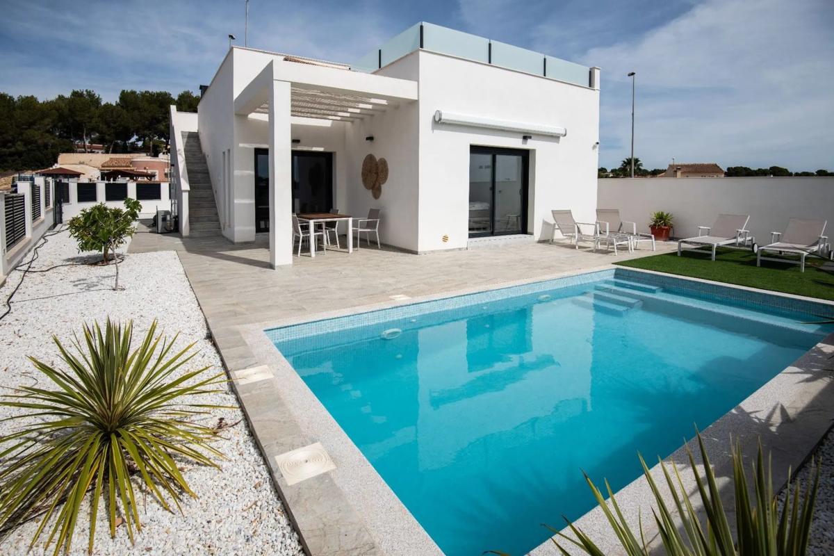 Sale of independent chalet in Pinar de Campoverde, Pilar de la Horadada
 photo 2