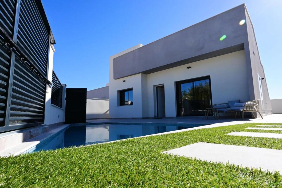 Sale of independent chalet in Pinar de Campoverde, Pilar de la Horadada
 photo 4
