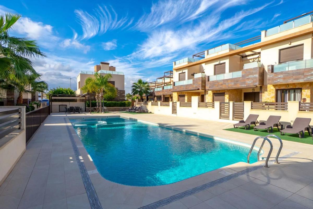 Sale of townhouse in Avenida de Colon s/n , Pilar de la Horadada photo 3