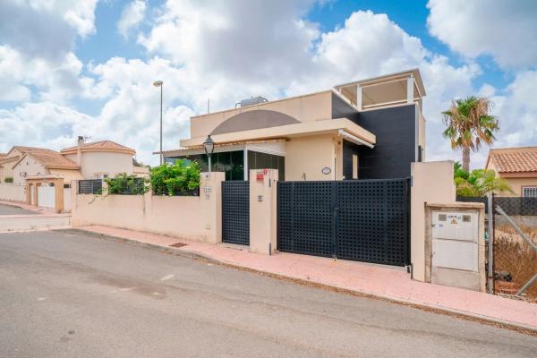 Chalet independiente en venta en Calle Castillo, Rojales
photo 1