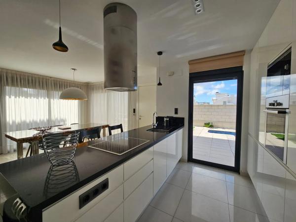 Chalet independiente en venta en AV GUATEMALA, 33, Rojales
 photo 4