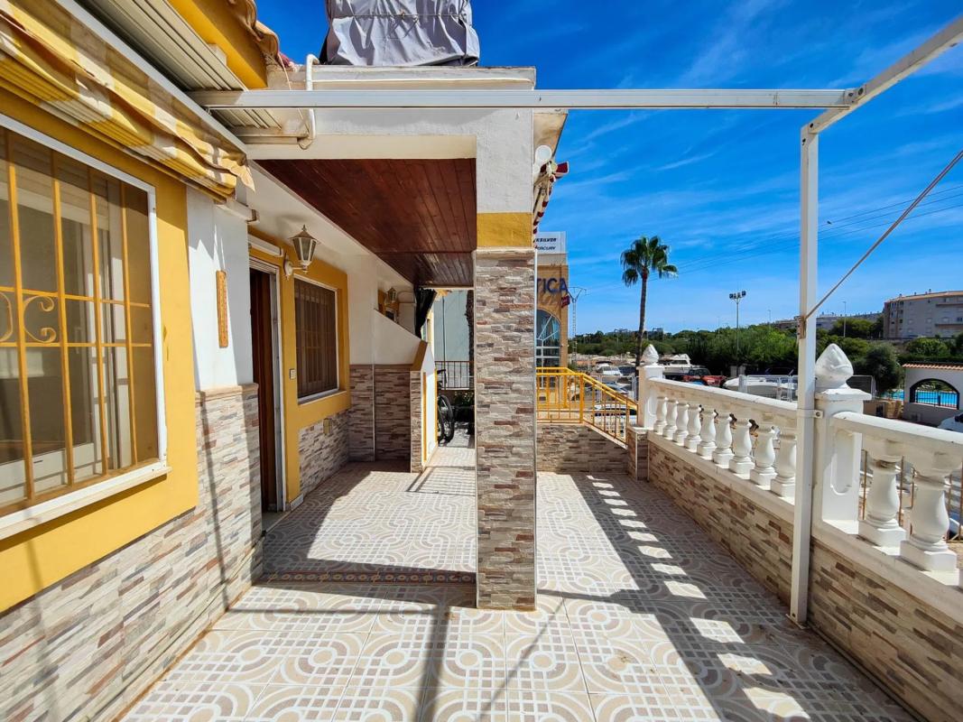 Venta de ático en ኡርባኒሳሲኦን ፓርኬ ዴ ላስ ናሲኦኔስ, Torrevieja photo 1