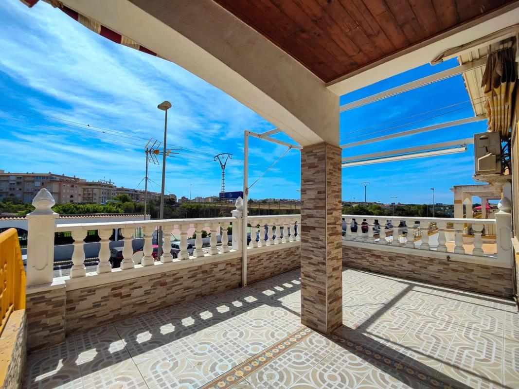 Venta de ático en ኡርባኒሳሲኦን ፓርኬ ዴ ላስ ናሲኦኔስ, Torrevieja photo 2
