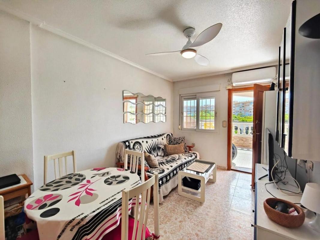 Sale of independent chalet in Barrio Parque de las Naciones, Torrevieja
 photo 2