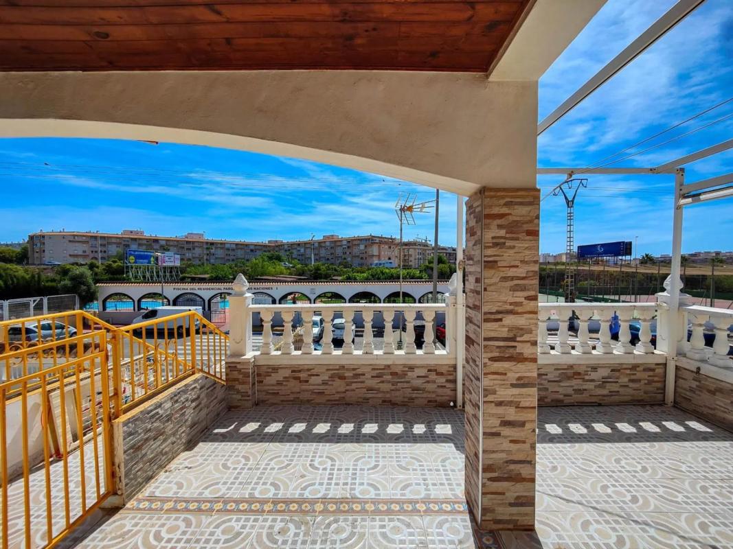 Sale of independent chalet in Barrio Parque de las Naciones, Torrevieja
 photo 4