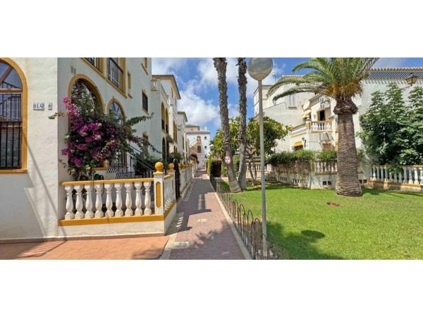 Ático en venta en Calle de las Adelfas, Torrevieja thumbnail 2
