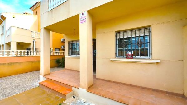 Chalet independiente en venta en Barrio La Siesta - El Salado - Torreta, Torrevieja
thumbnail 1