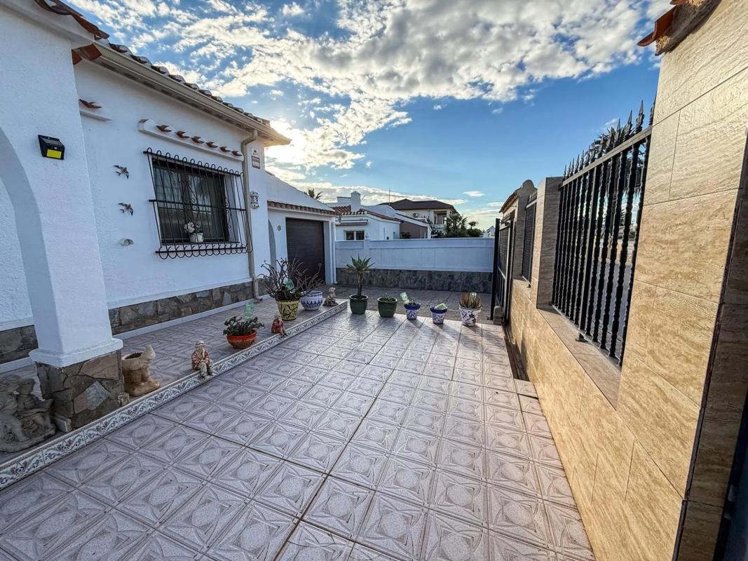 Properties for sale and rent in Spain photo 2