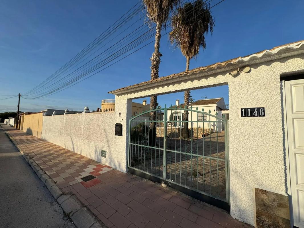 Venta de chalet independiente en Barrio La Siesta - El Salado - Torreta, Torrevieja
photo 1