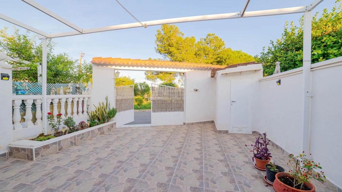 Sale of independent chalet in Calle Luna, 322, Torrevieja
photo 2